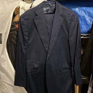 Exclnt condition men’s Atelier Munro wool Italian suit; navy; pants flat front